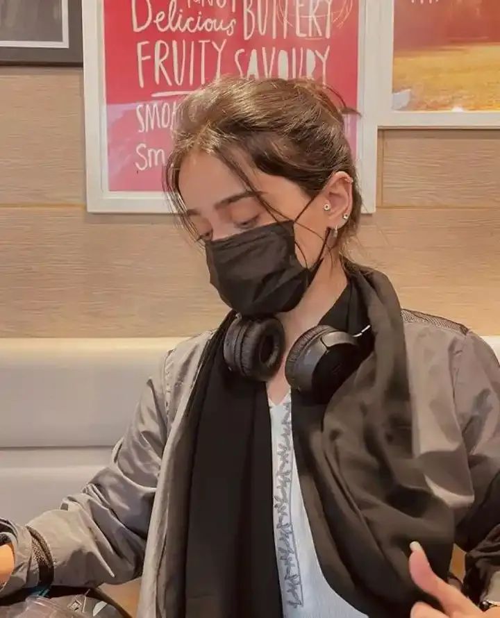 beautiful-girl-with-mask