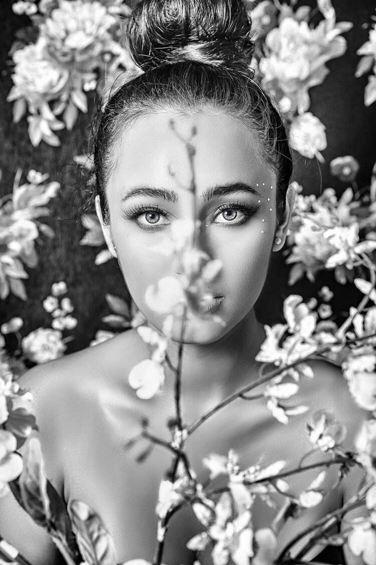 black-and-white-dp-for-girls (2)