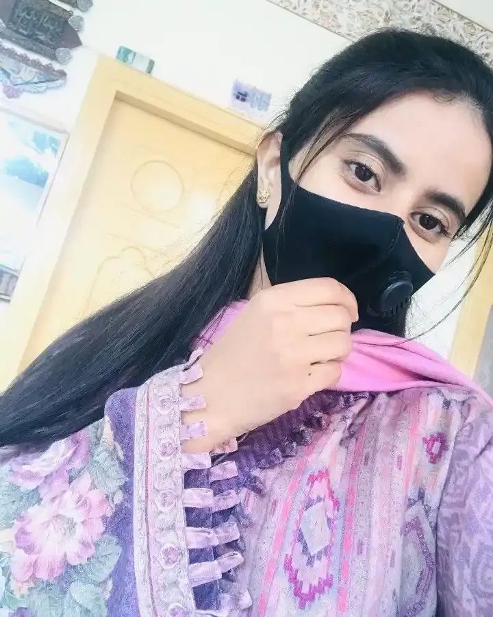 cute-girl-pic-with-mask (2)