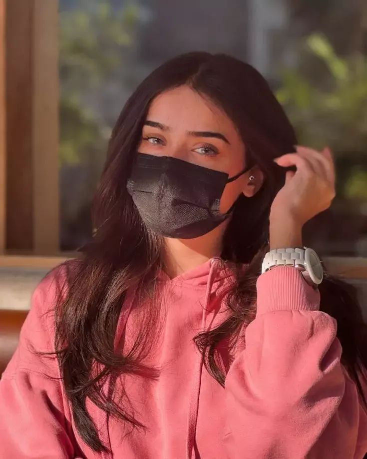 girl-photo-hide-face-black