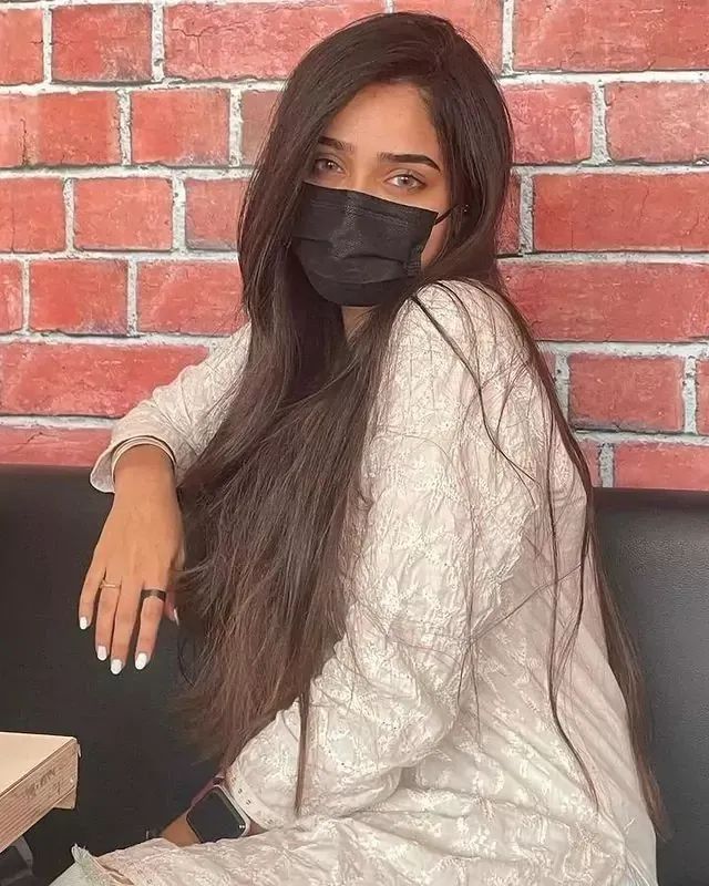 girl-pic-with-mask (2)