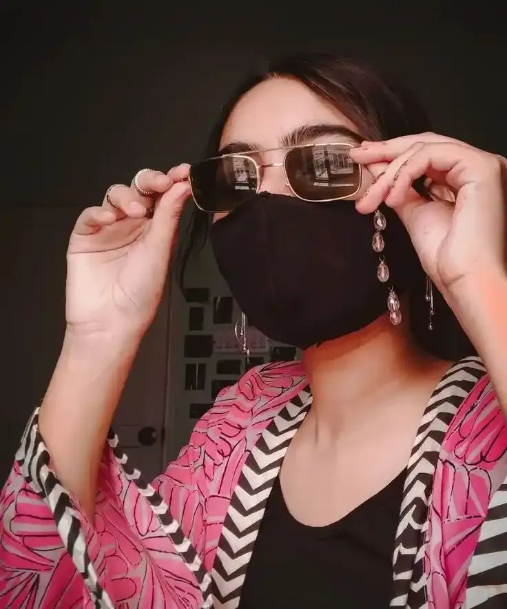 instagram-mask-hide-face-girl