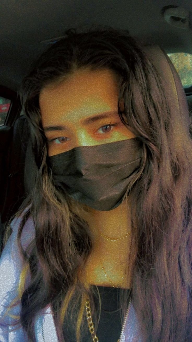 korean-girl-pic-hide-face-with-mask (2)