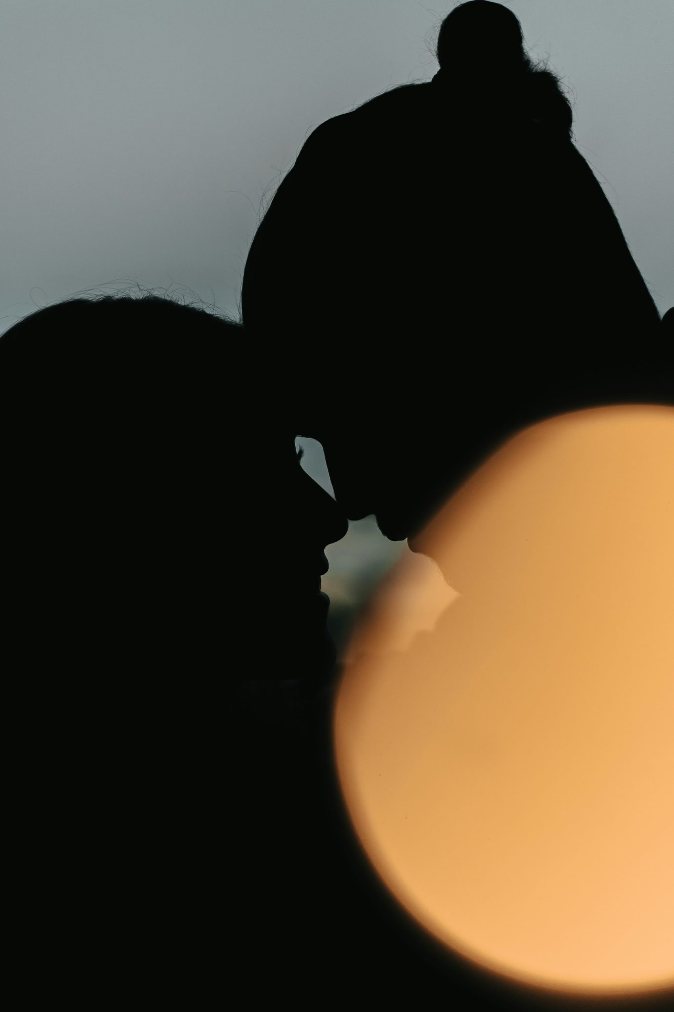romantic-couple-kiss-pic-at-night (3)