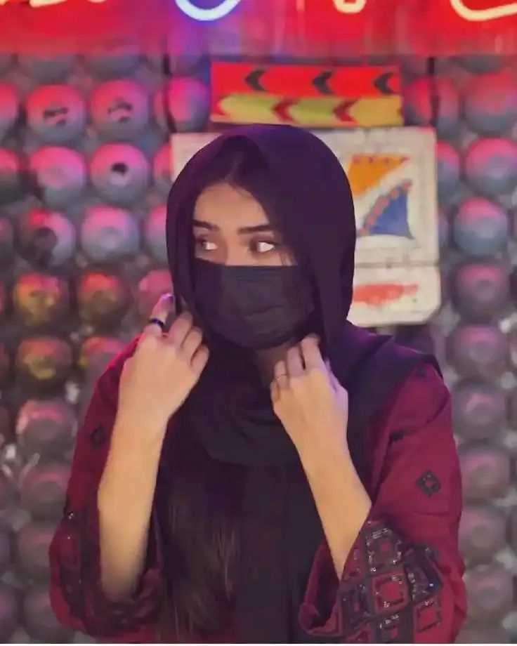 stylish-mask-girl-pic